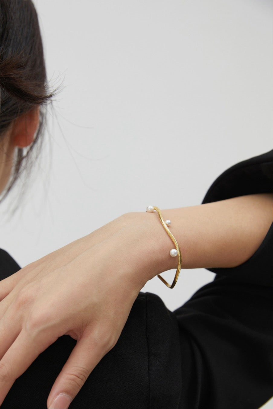 Ethereal Curve Shell Pearl Bracelet