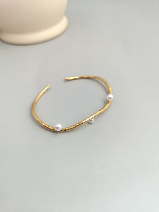 Ethereal Curve Shell Pearl Bracelet
