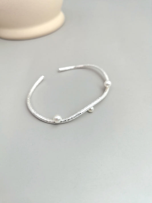 Ethereal Curve Shell Pearl Bracelet